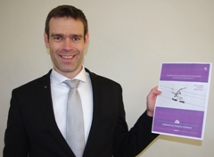 Pfarrer Tobias, Brendel, 1. Vorsitzender des EBW Windsbach, präsentiert die neu gestaltete Titelseite des halbjährlichen Programmheftes Pfarrer Tobias, Brendel, 1. Vorsitzender des EBW Windsbach, präsentiert die neu gestaltete Titelseite des halbjährlichen Programmheftes